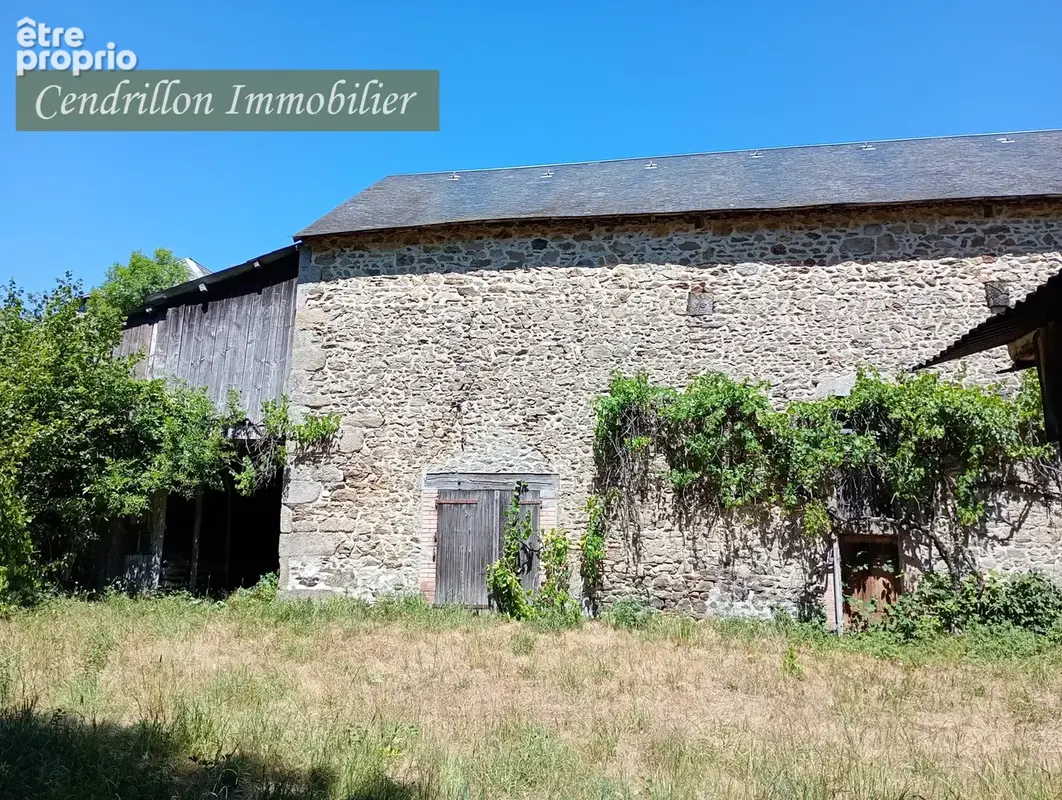 Très belle maison à rénover située dans un petit hameau proche de Saint-Georges-la-Pouge. - photo 12