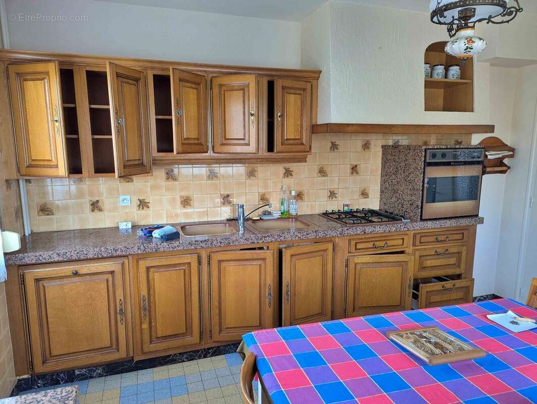 Cuisine aménagée et équipée, maison à rafraîchir à MAILLY LE CHATEAU - Maison à MAILLY-LE-CHATEAU