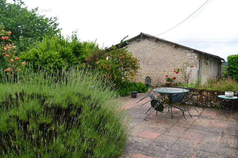 Maison à SALLES-LAVALETTE