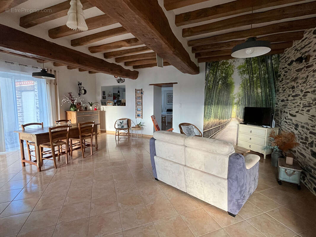 Maison à LE PIN-EN-MAUGES