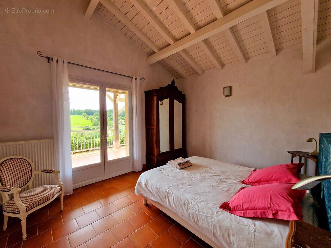 Élégante Propriété de Campagne avec Gîte et Annexe dans un Cadre Paisible - photo 8