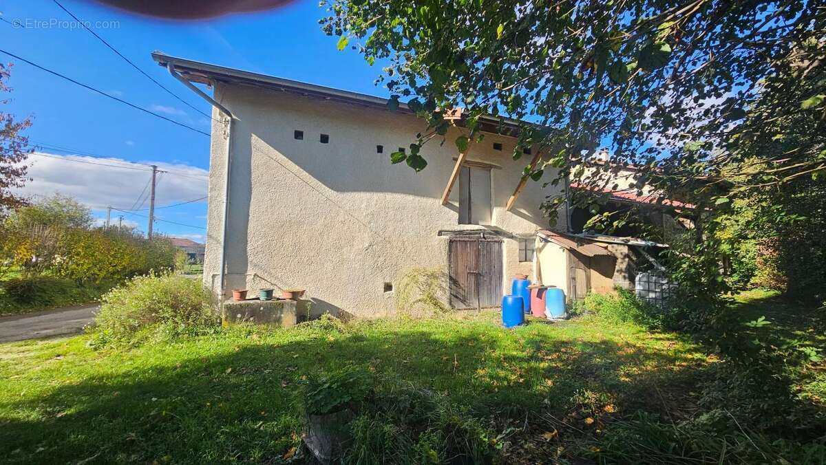  Maison à rénover avec grange indépendante – La Buisse (38500) - photo 7