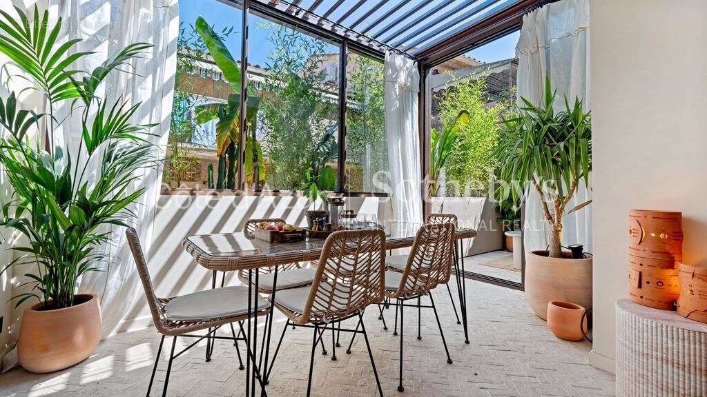 Appartement rénové de 68 m² avec terrasse et garage au cœur de Saint-Tropez - photo 2