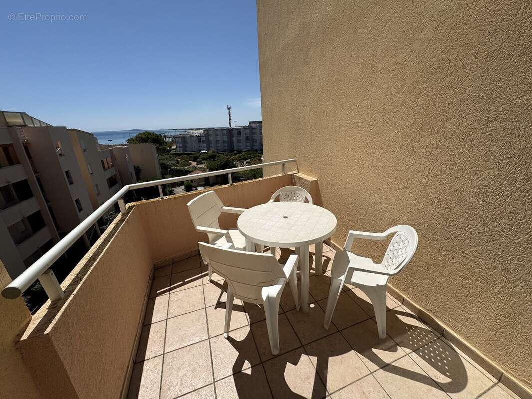 Sète  quartier corniche : un t2 au fort potentiel à deux pas des plages ! - photo 4