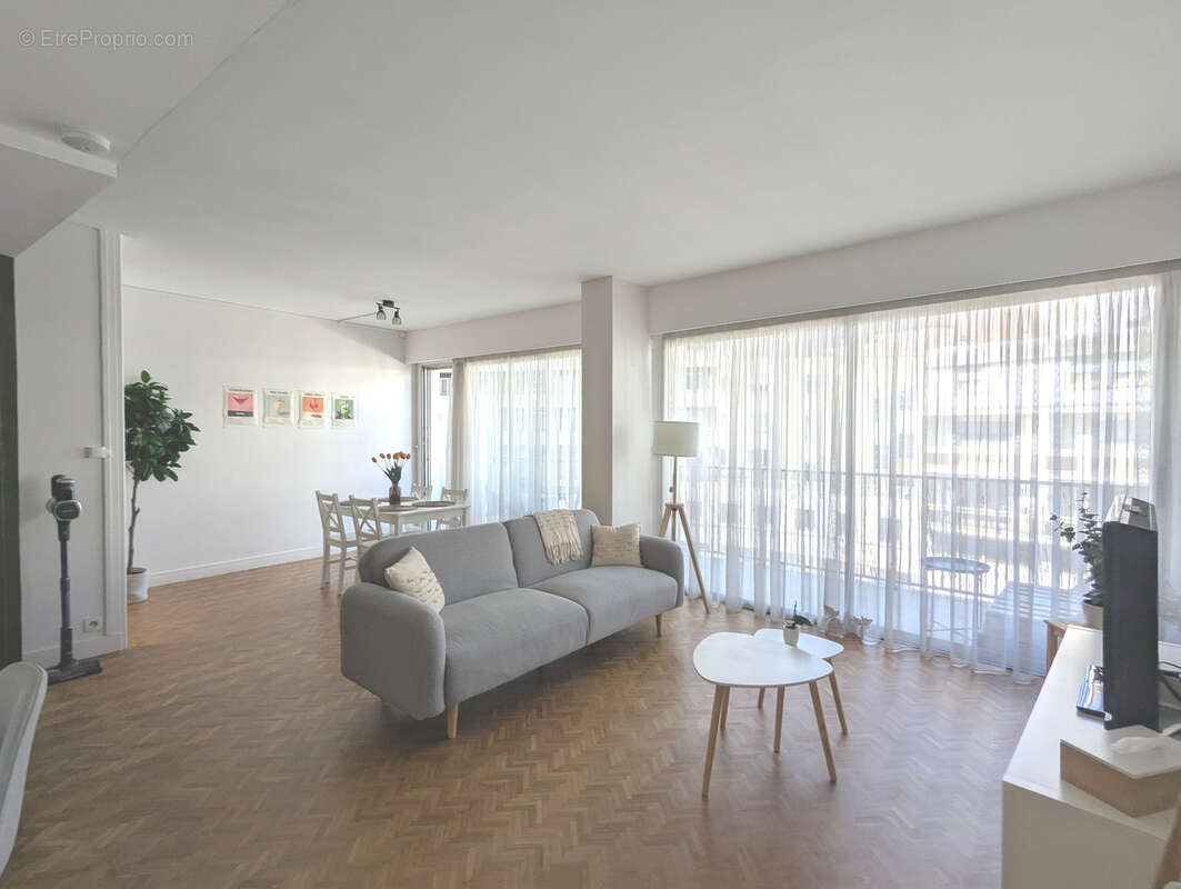 Appartement à vendre 3 pièces GRENOBLE (38) - Bel appartement de 54 m² avec cave et garage, au centre de Grenoble - photo 2
