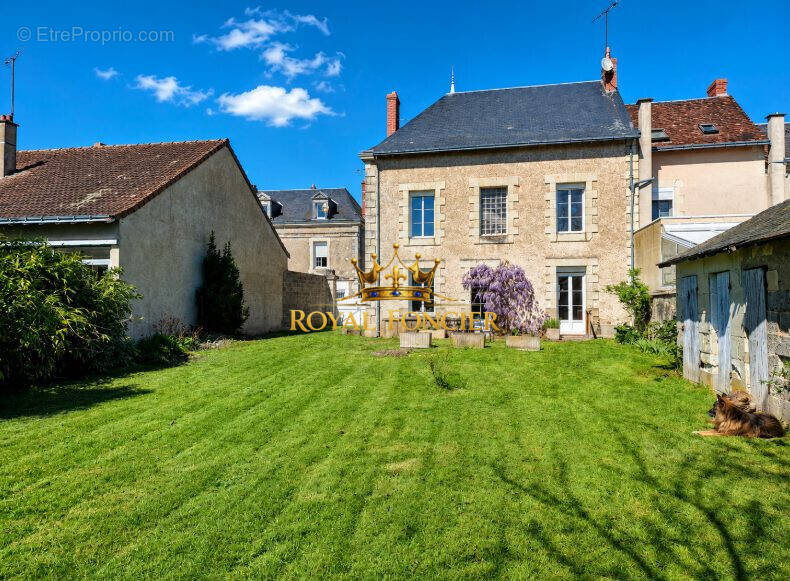 Maison ancienne 203m² avec 5 chambres - Maison à DANGE-SAINT-ROMAIN