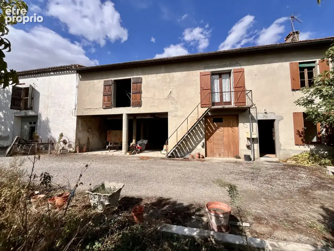 RAZES: Maison 6 pièces avec garages, ancienne cave et jardin - photo 2