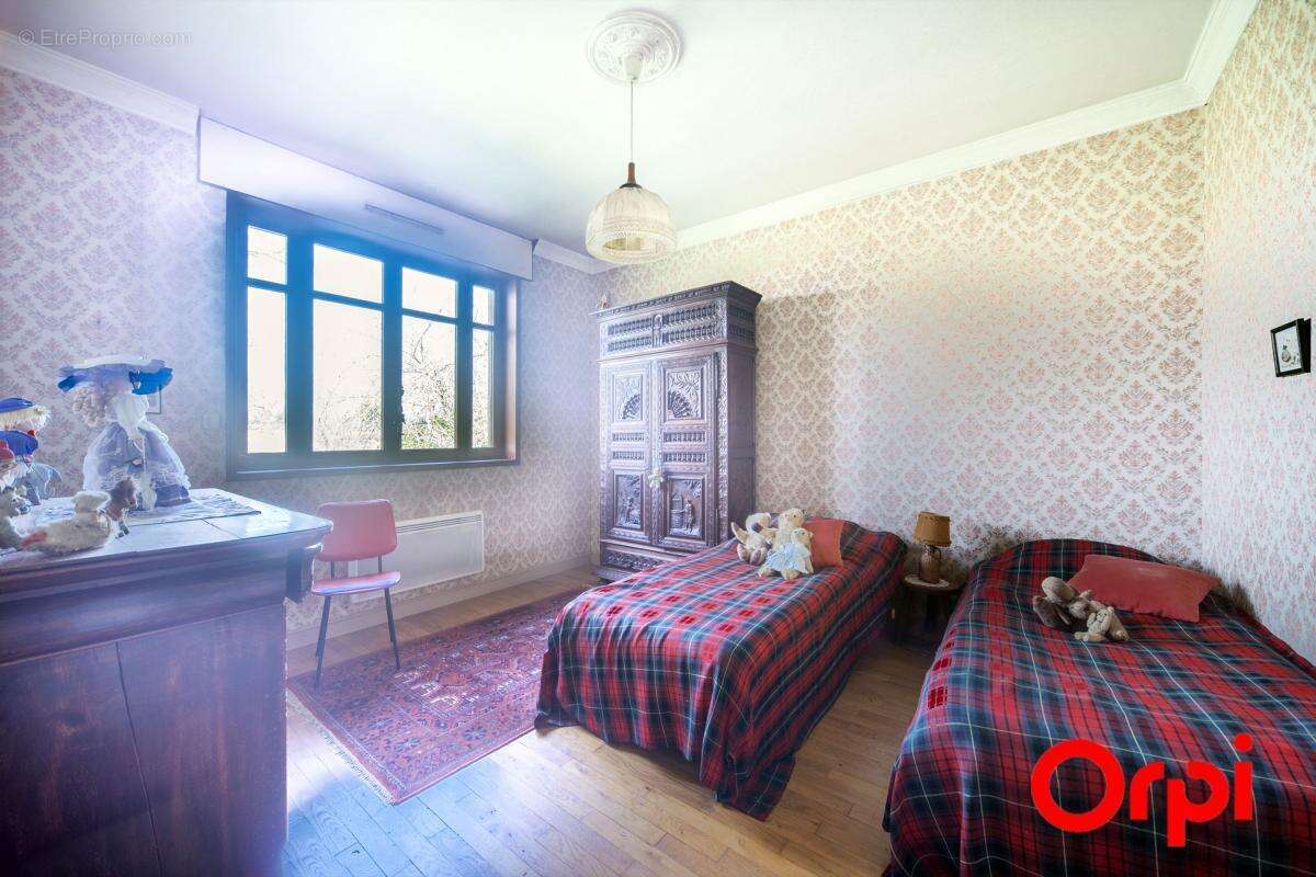 Maison à BAGE-LA-VILLE