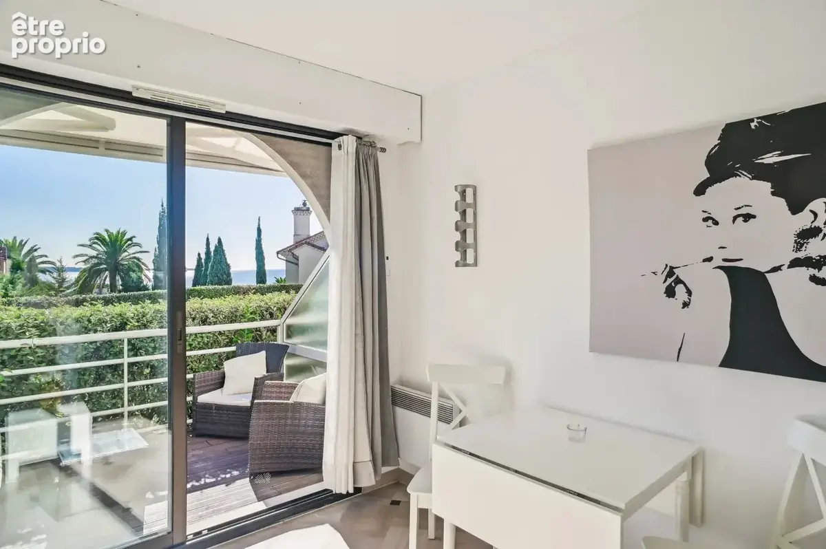 EXCLUSIVITE - CANNES CROIX DES GARDES - Studio, vue mer dans résidence avec piscine. Cave, poss. garage - photo 9