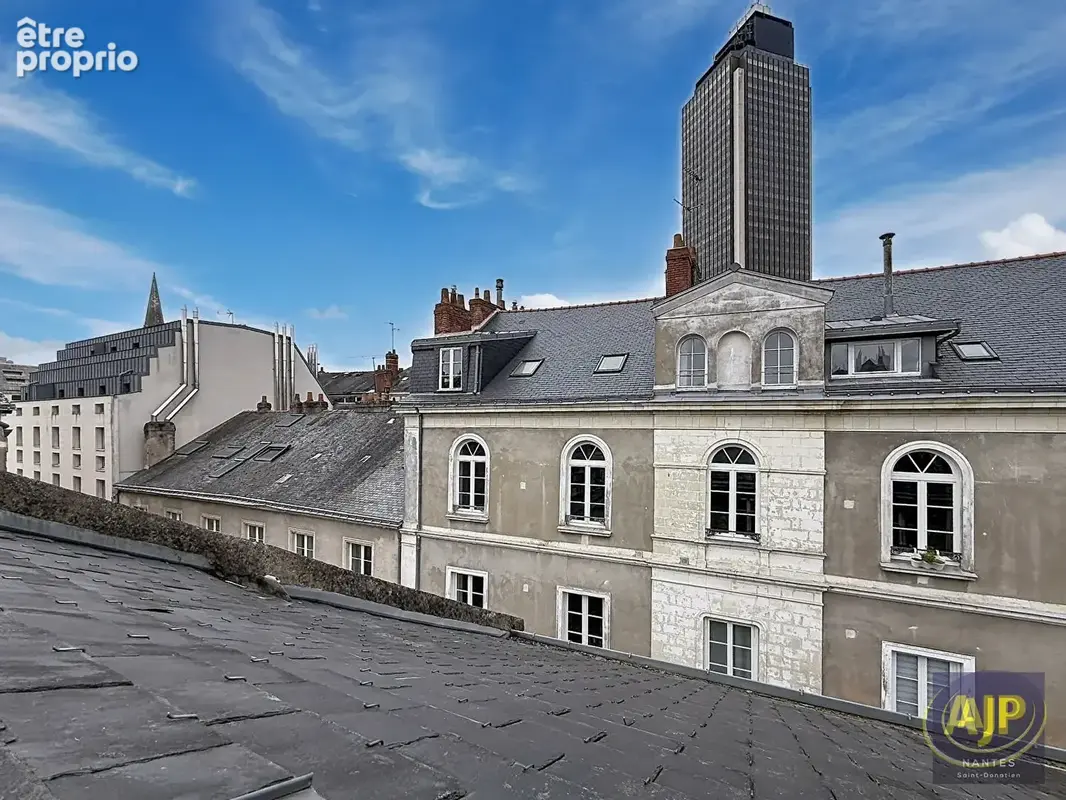 Nantes centre ville - t1 bis plein de charme au dernier etage - photo 2
