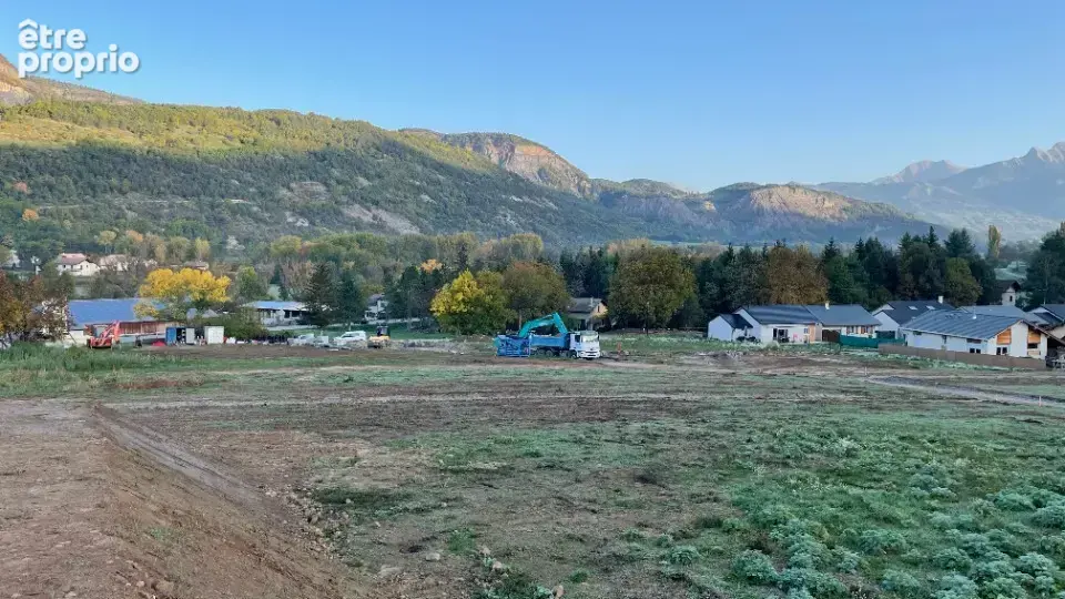 Terrain à SAINT-ETIENNE-LE-LAUS