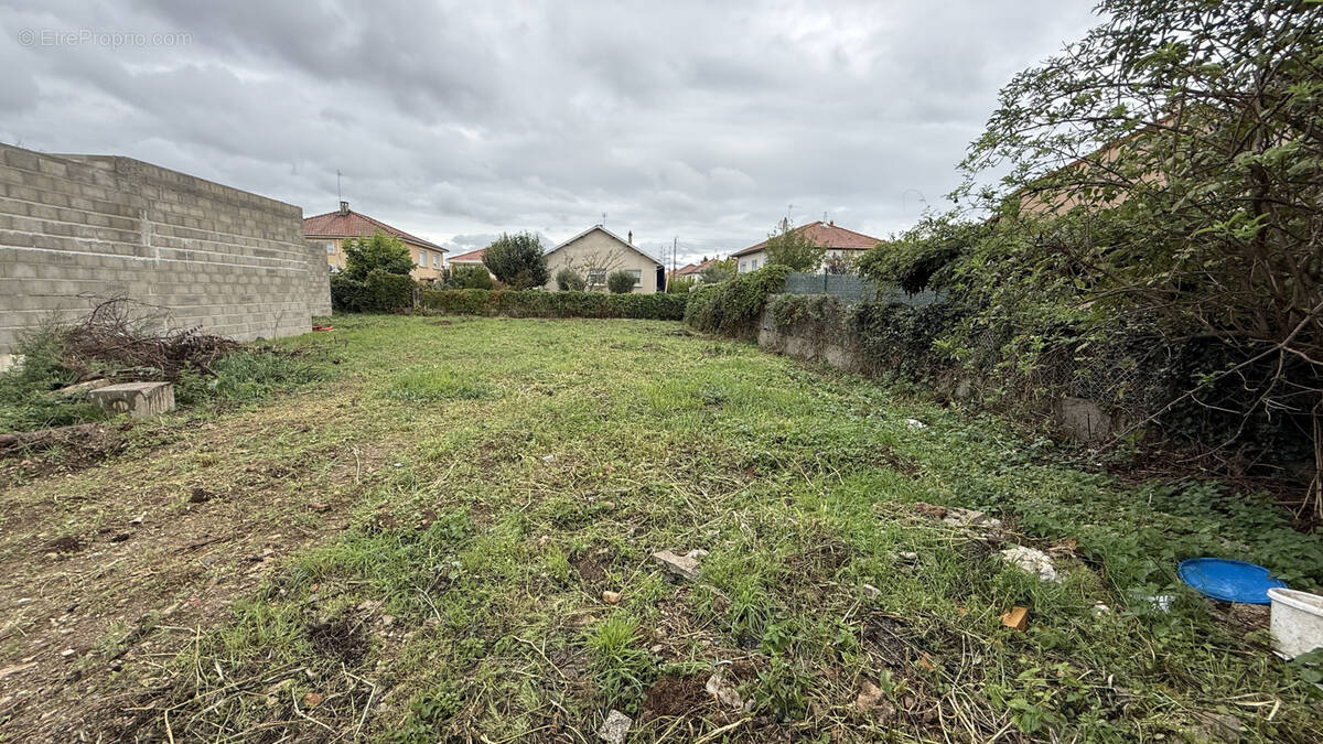 Terrain à DECINES-CHARPIEU