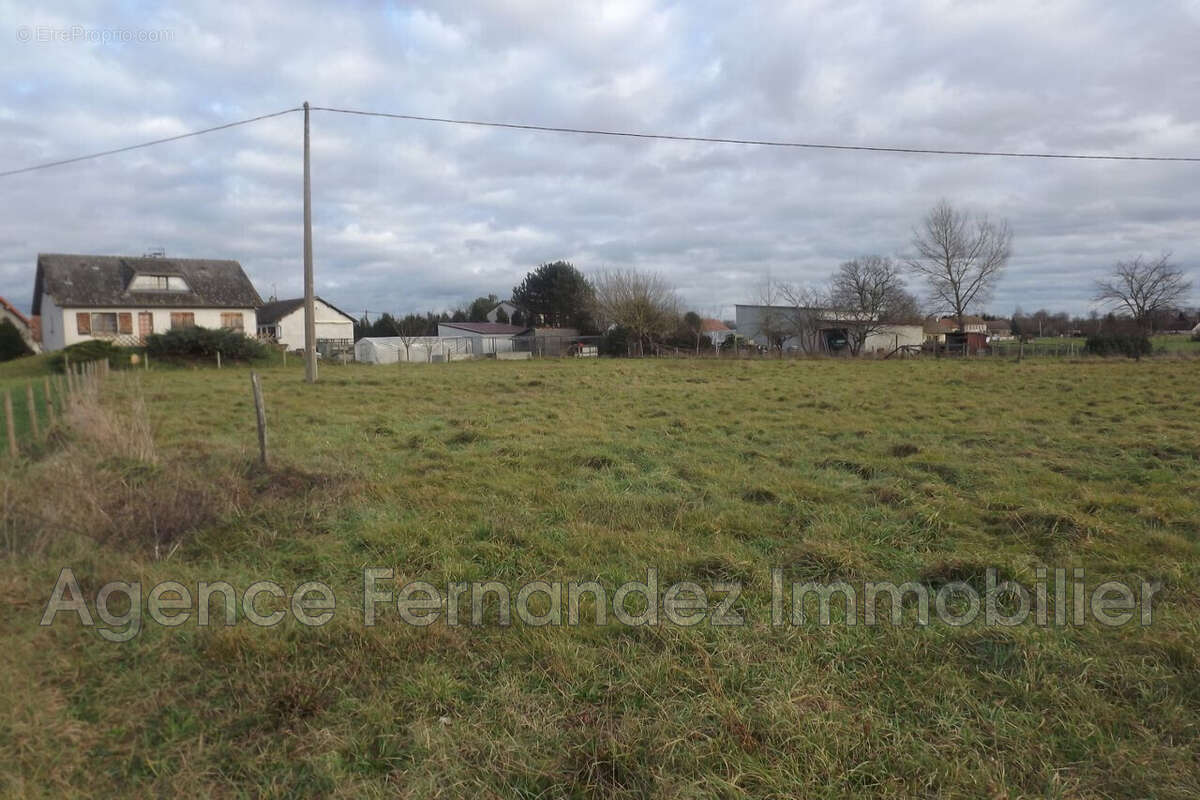 Terrain 2209 m² à Baugy  - photo 3