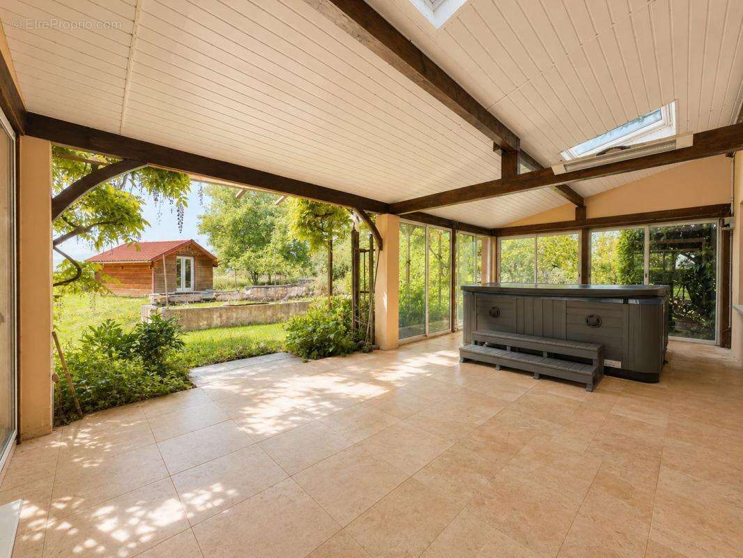 LONGERE DE CARACTERE de 500m² , 5000m² de terrain - photo 4