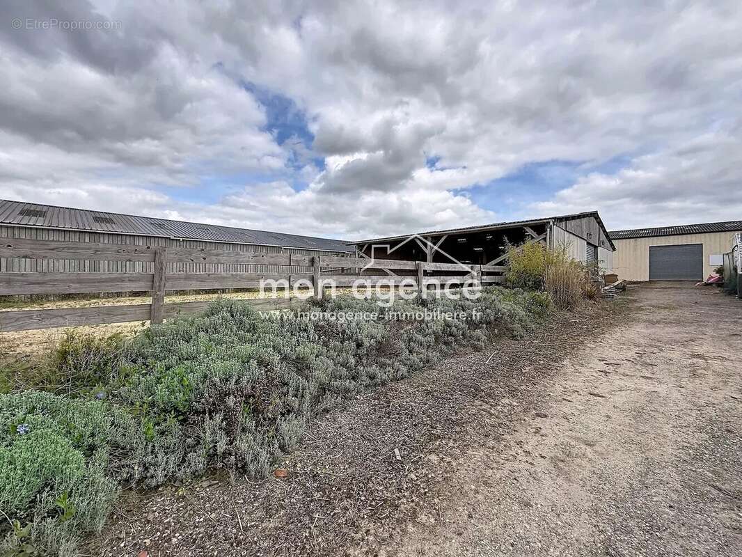 Prox. Franqueville-Saint-Pierre 76520, ensemble de bâtiments agricoles - photo 4