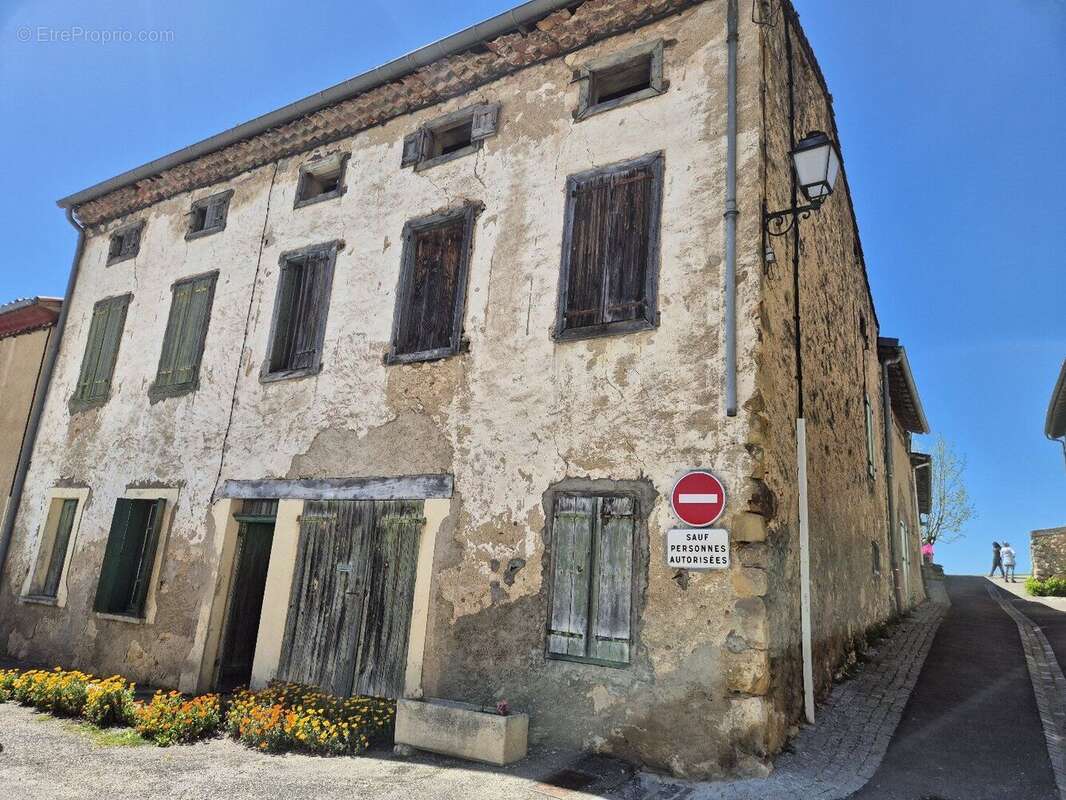 Maison de 380 m² à rénover avec jardin de 529 m². - photo 3