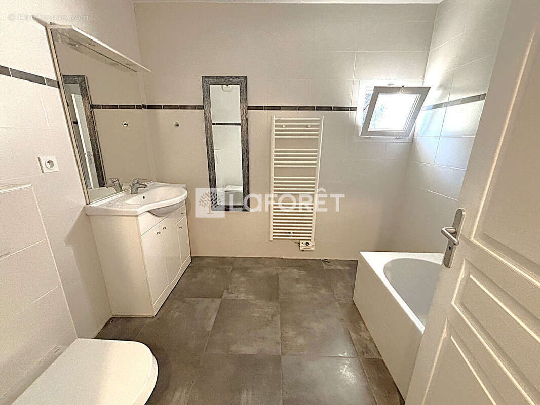 Appartement à SAINT-LAURENT-DU-VAR