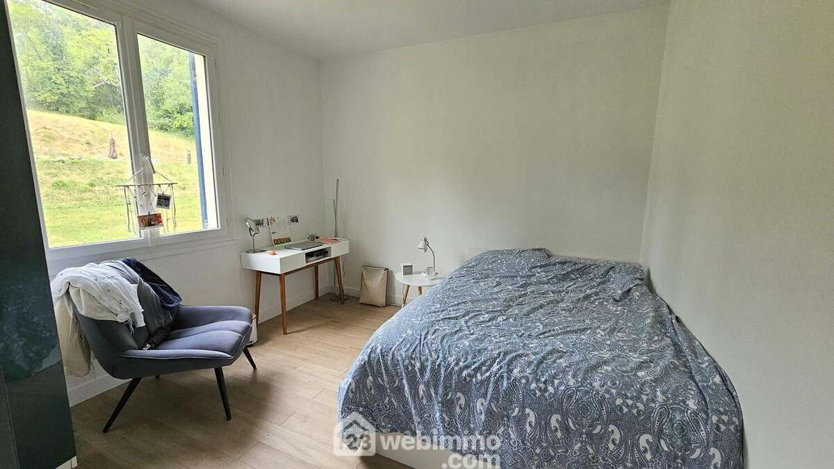 Au RDC, une chambre de 12,36 m² très lumineuse et parquetée. - Maison à MILLY-LA-FORET