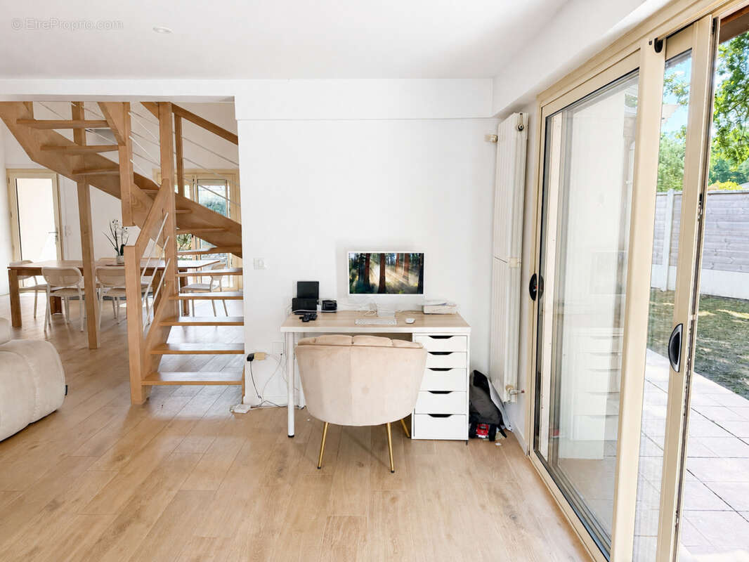 Élégante maison familiale rénovée en lisière de forêt – Deux suites parentales, confort et nature à Hourtin - photo 9