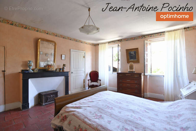 Maison à SAINTE-FOY-DE-PEYROLIERES