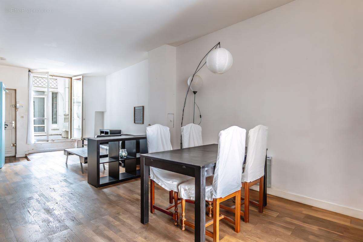Appartement à PARIS-1E