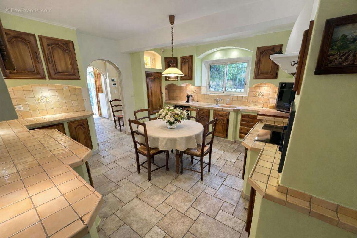 St Victoret - Propriété de 429 m² avec dépendances, piscine, pool house - photo 8
