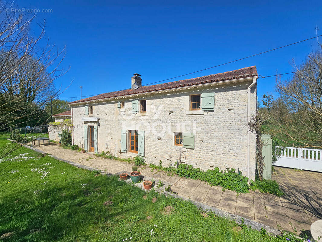 Maison à SAINT-HILAIRE-DES-LOGES