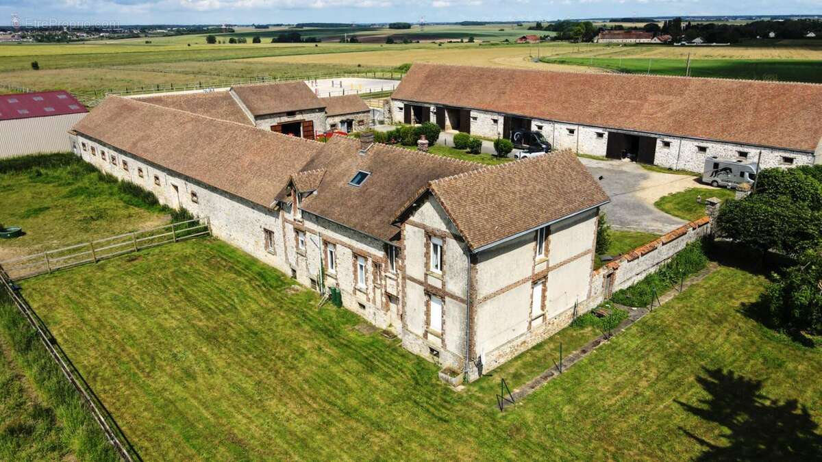 Corps de ferme Clos Fontaine 10 pièce(s) 200 m2 et 50000m2 - photo 2