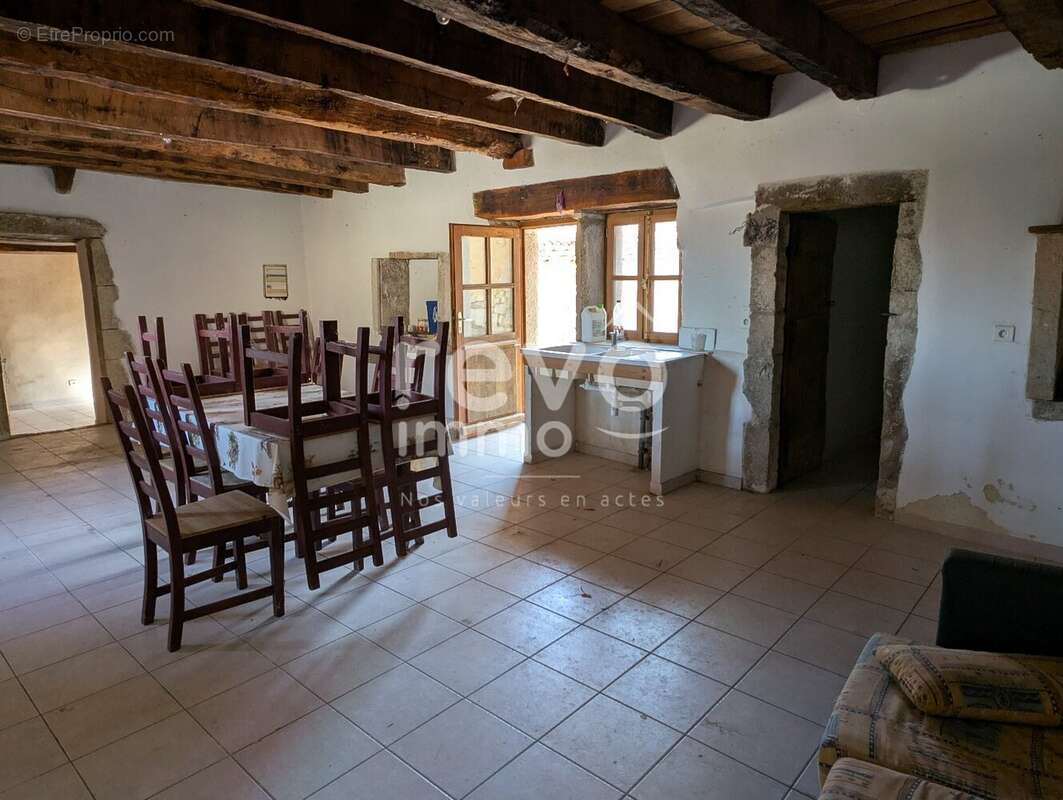 Maison à ROCHE-SAINT-SECRET-BECONNE