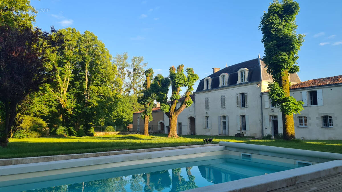 Maison à SAINT-JEAN-D'ANGELY