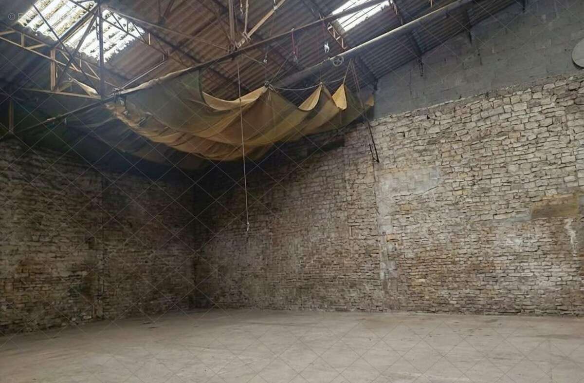 Parking à SAINT-AMANT-DE-BOIXE