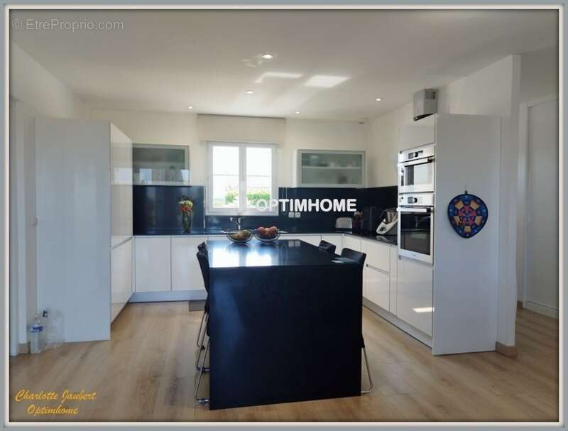 Maison à VILLEBOIS-LAVALETTE