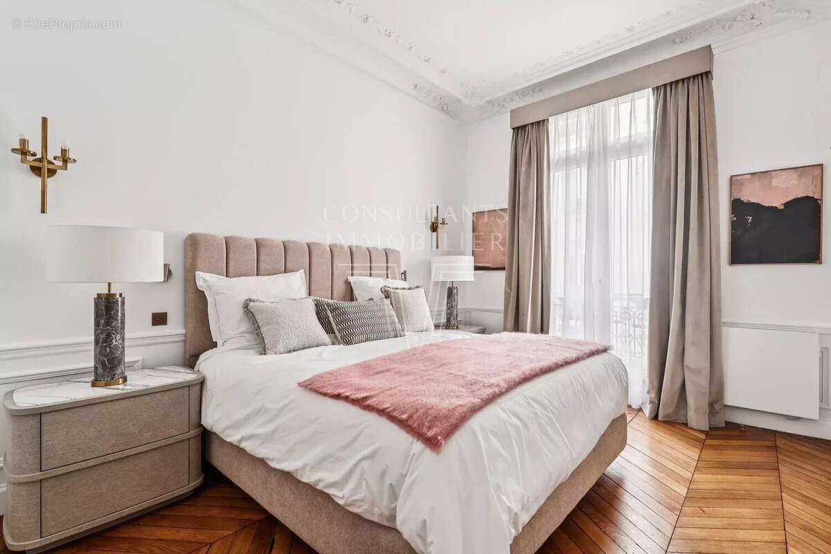 Appartement à PARIS-7E