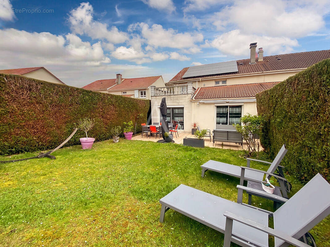 Maison à JOUY-LE-MOUTIER