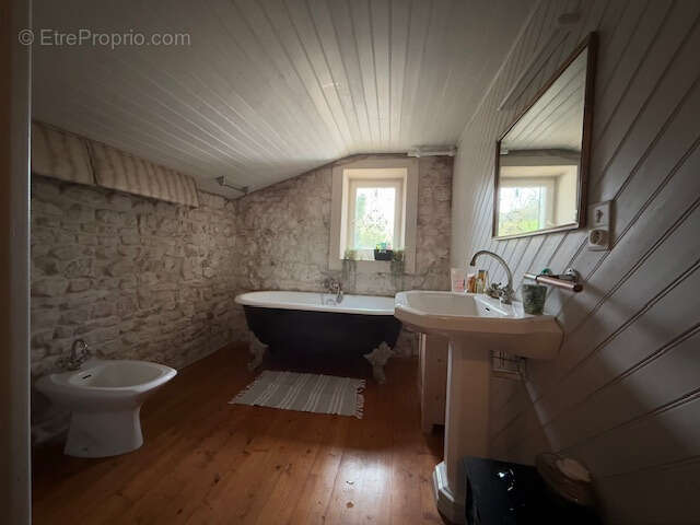 Maison à BELLENAVES