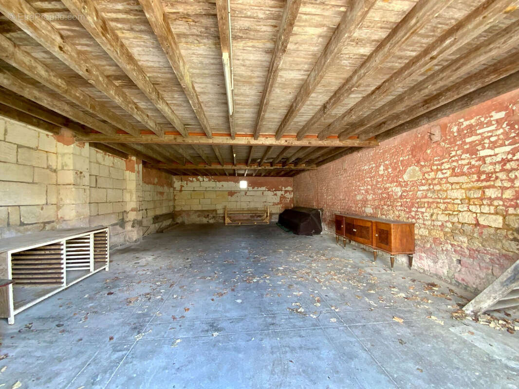 Parking à SAINT-GENIS-DE-SAINTONGE