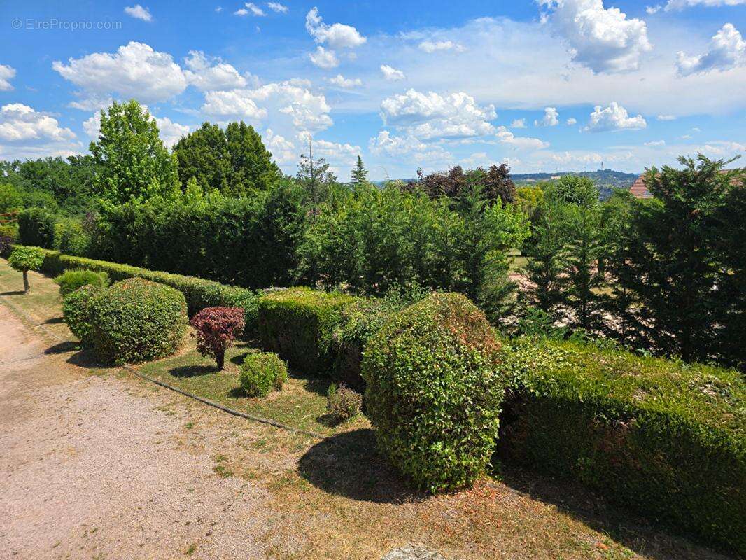 Maison à CREUZIER-LE-VIEUX