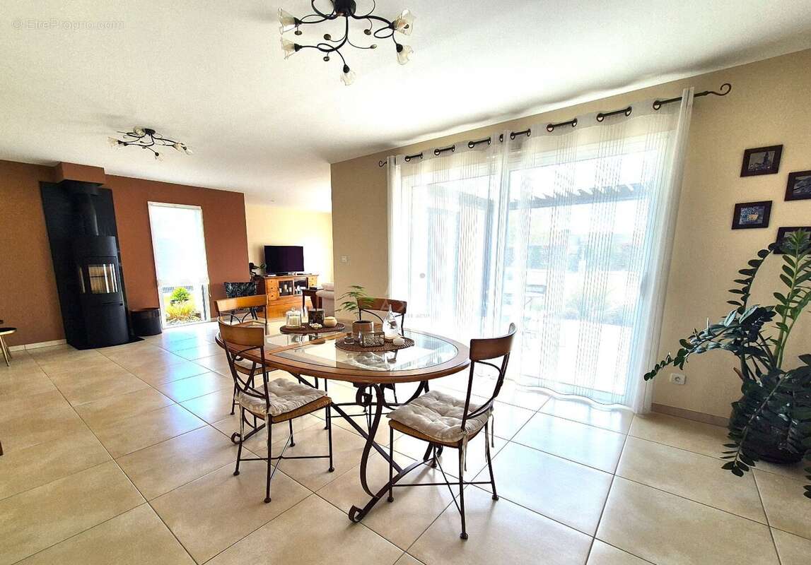 Maison à LEZIGNE