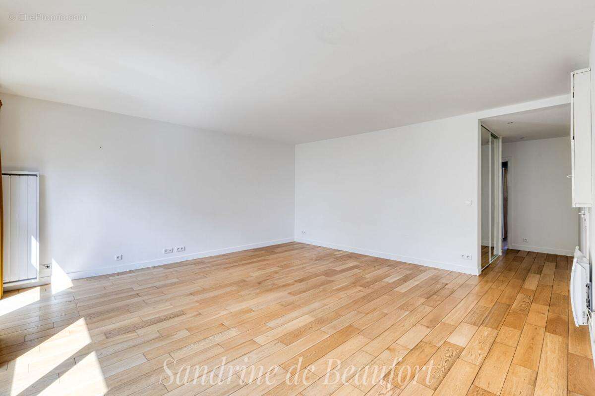 Appartement à COURBEVOIE