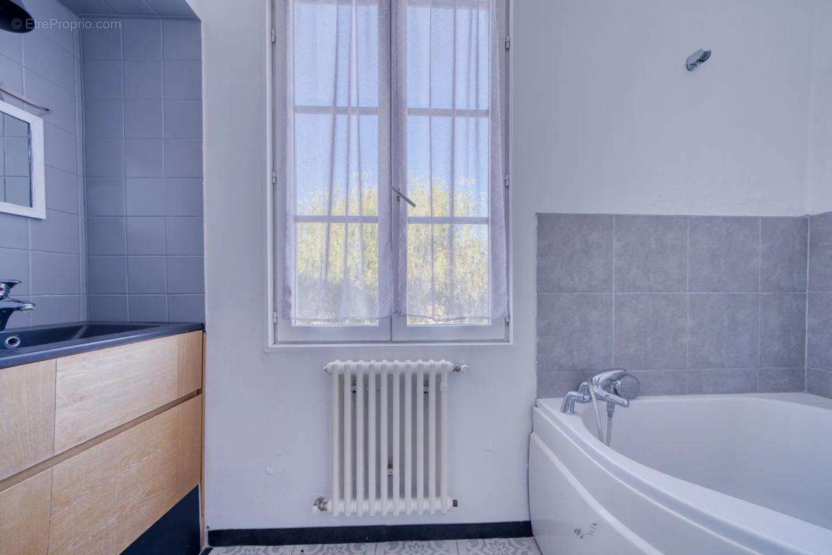 Maison de caractère de 242 m² - Saintes - photo 21