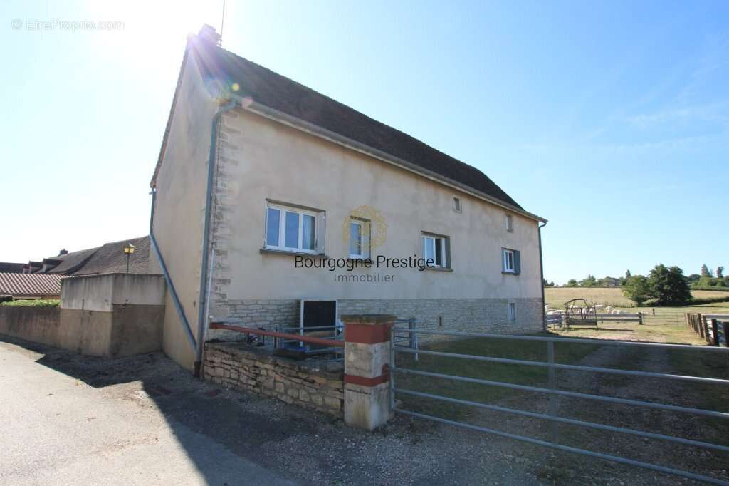 Ancienne ferme a renover de 107 m² avec grange et dependances sur 2300 m² de terrain - photo 5