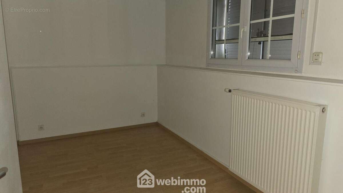 Chambre 2 avec placards
