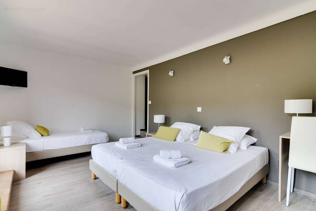 Commerce à SAINT-VALLIER-DE-THIEY