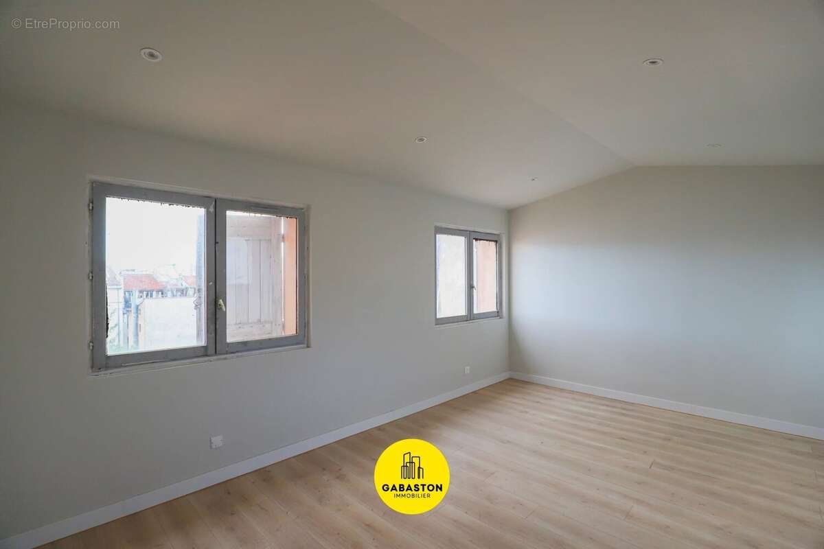 Appartement à MARSEILLE-1E