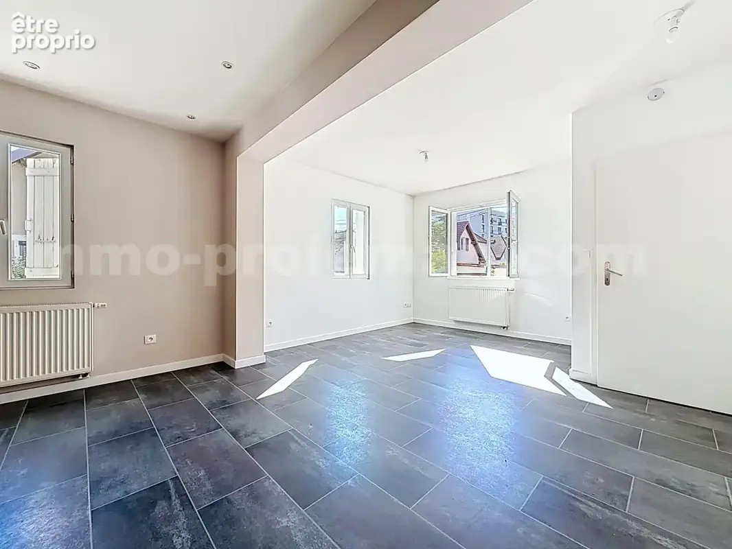Appartement_T4_Gaillard_belle_superficie_prix_frontière_Suisse_direction_GENEVE_Tram_Ceva_vue_séjour_salon