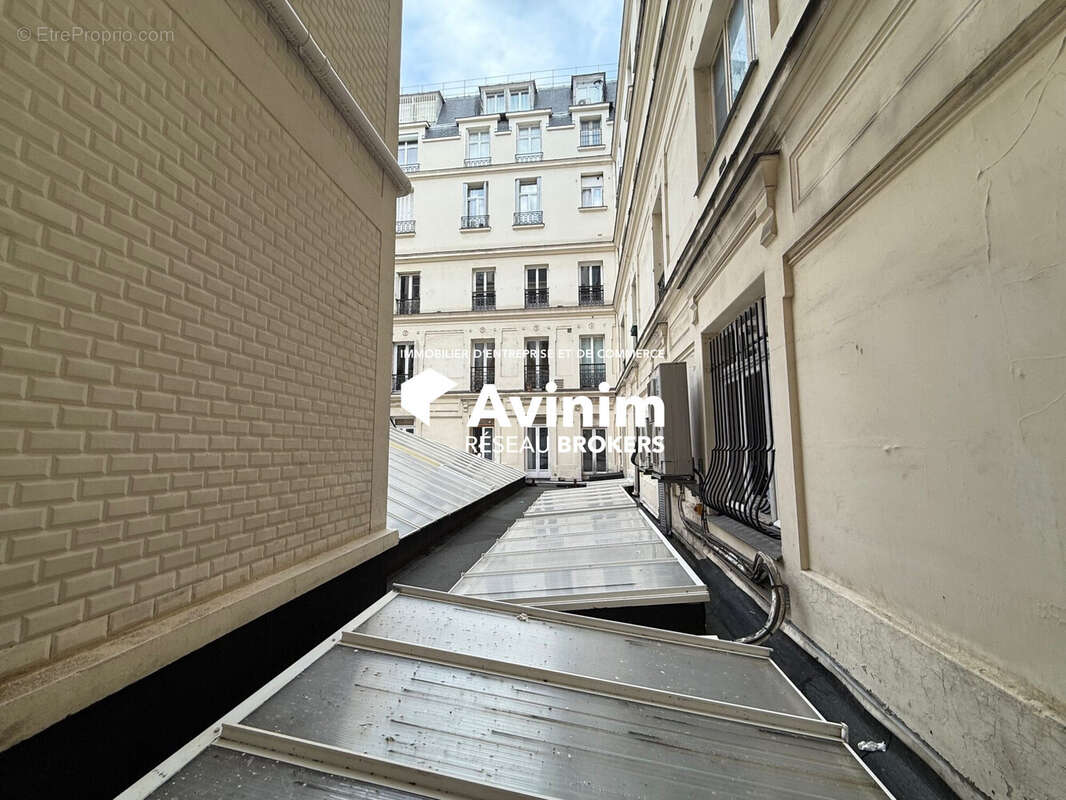 Commerce 56 m² à Paris-8e  - photo 6