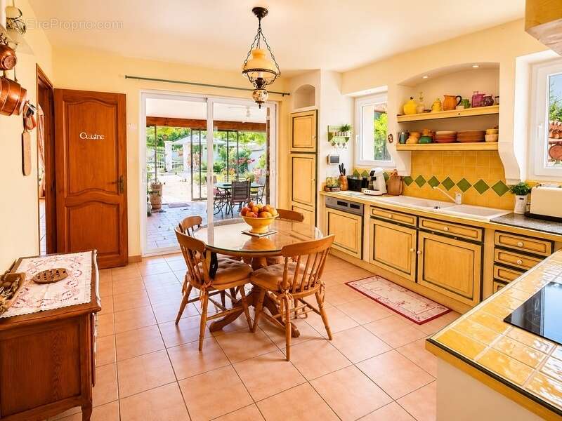 Maison à vendre 6 pièces 130 m2, dépendance, piscine, jardin  LAURIS (84) - photo 11