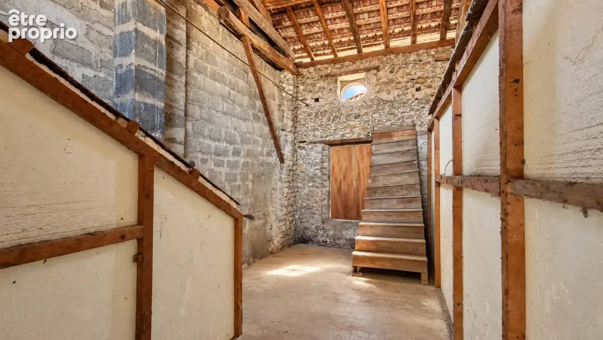 Saint-étienne-de-saint-geoirs – maison en pierre à rénover – 96 m² habitables + plateau aménageable – cour – fort potentiel inve - photo 8