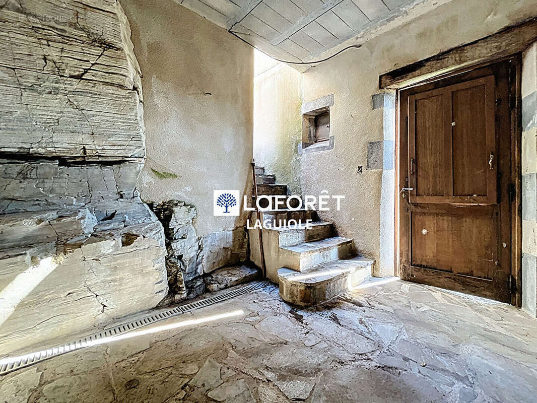 Maison à LACROIX-BARREZ