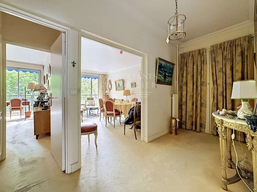 Appartement à PARIS-16E